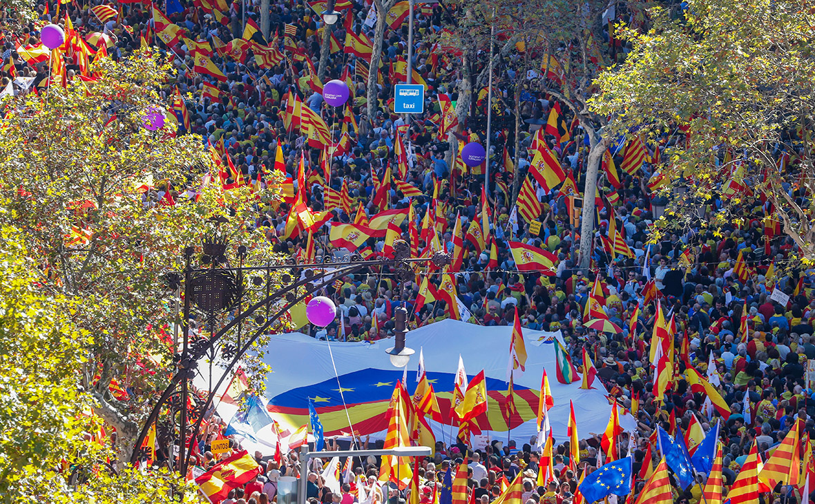 Сторонники единой Испании в центре Барселоны