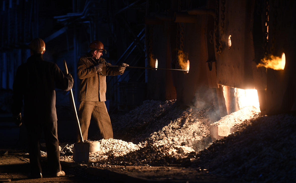 Рабочие в мартеновском цехе Выксунского металлургического завода. 1 марта 2018 года


