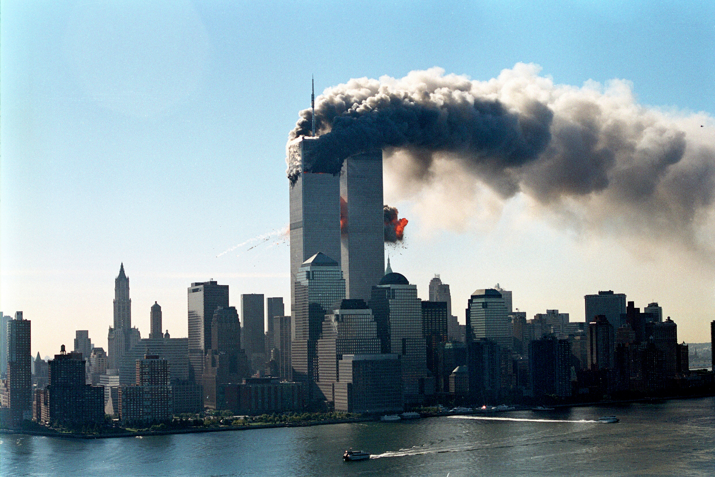11 сентября 2001 года террористы, захватив два самолета авиакомпании American Airlines, направили их в Северную, а затем и Южную башню. Первый самолет врезался в Северную башню между 93-м и 99-м этажами, в результате&nbsp;в ловушке на верхних этажах оказались 1344 человека, которые не могли воспользоваться ни лифтами, ни эвакуационными выходами.

В Южной башне неповрежденным остался один из лестничных проемов, но воспользоваться им до обрушения&nbsp;смогли далеко не все. Южная башня рухнула в 9:59 утра, Северная &mdash; в 10:28. В результате теракта погибли 2752 человека &mdash; 200 из них выбросились из окон. Из-под завалов живыми были извлечены 20 человек.

Через несколько лет после катастрофы стали появляться многочисленные сообщения о смертях тех, кто работал над ликвидацией последствий теракта и тех, кто спасся из башен, но был вынужден вдохнуть большое количество пыли, образовавшейся после падения. Смерти в этих случаях были связаны с болезнями легких и онкологическими заболеваниями.
