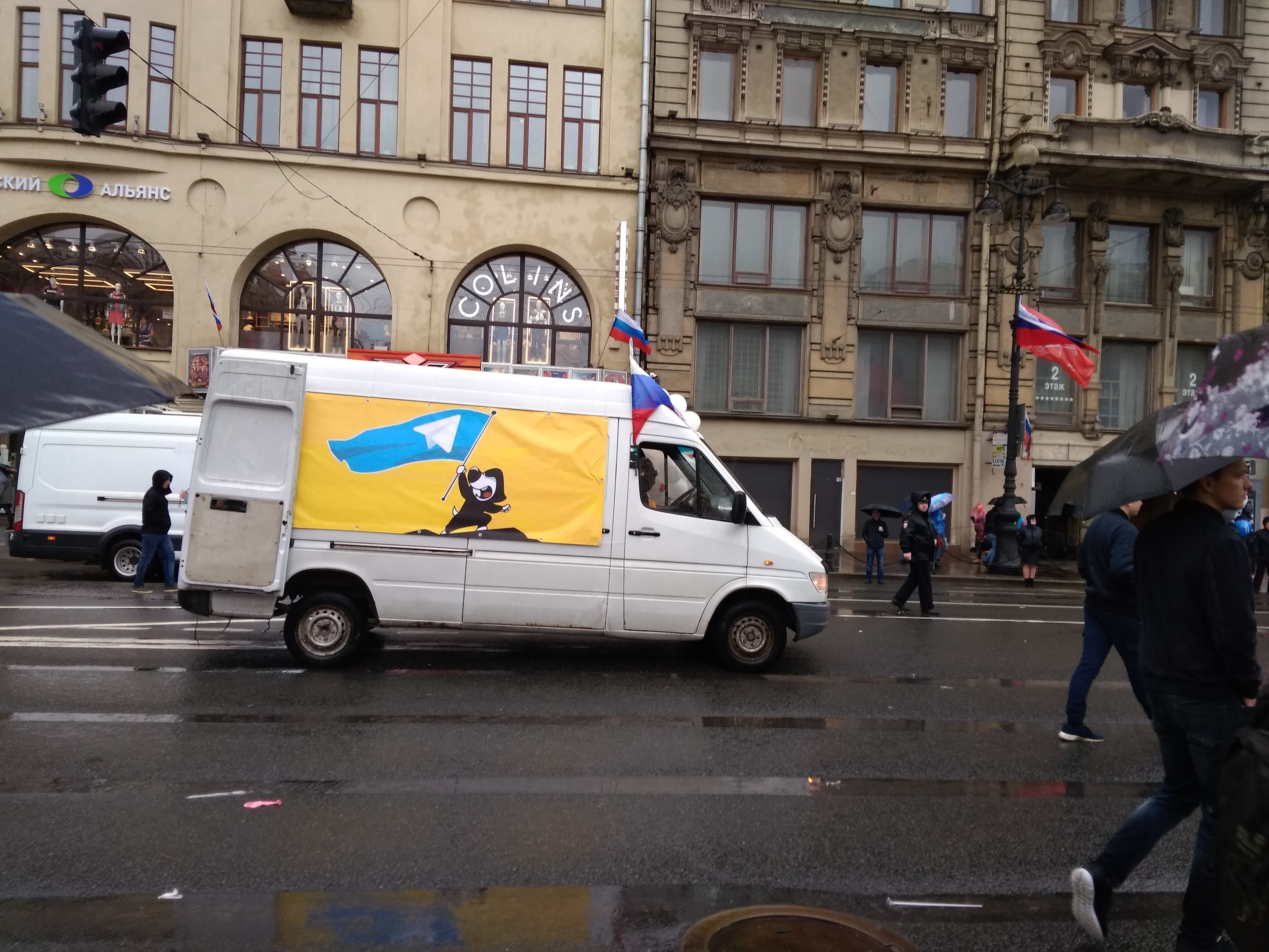 Пройдя по Невскому, &laquo;официальная&raquo; часть первомайской демонстрации добралась до Дворцовой площади, где начался городской митинг.

