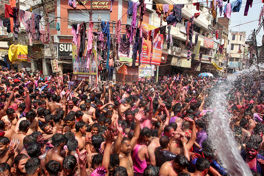 28 марта жители Индии начали отмечать один из самых веселых праздников&nbsp;&mdash; фестиваль красок Холи. На следующий день власти ссообщили о самом высоком ежедневном приросте заболеваемости за пять месяцев. К 30 марта Индия занимает третью строчку по количеству случаев COVID-19