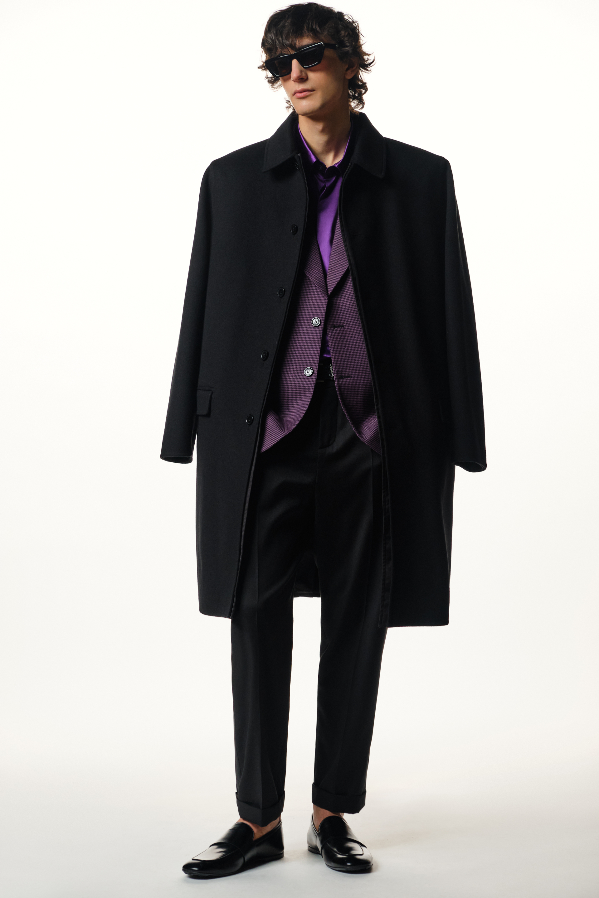 Пальто Valentino, пиджак Vetements, рубашка Dolce &amp; Gabbana, брюки Balmain, обувь Barrett, очки Saint Laurent