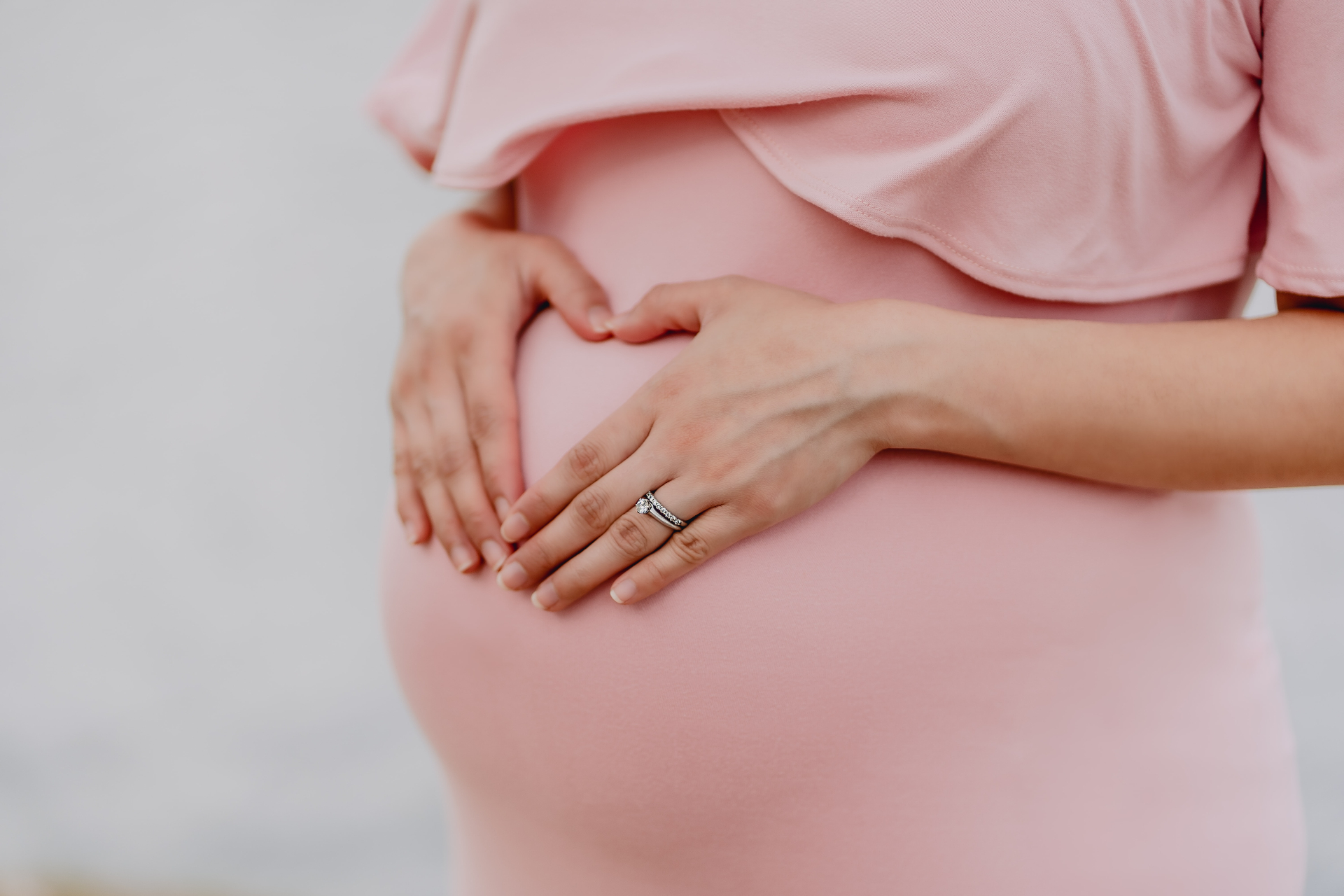 Микротоки для лица строго противопоказаны беременным женщинам