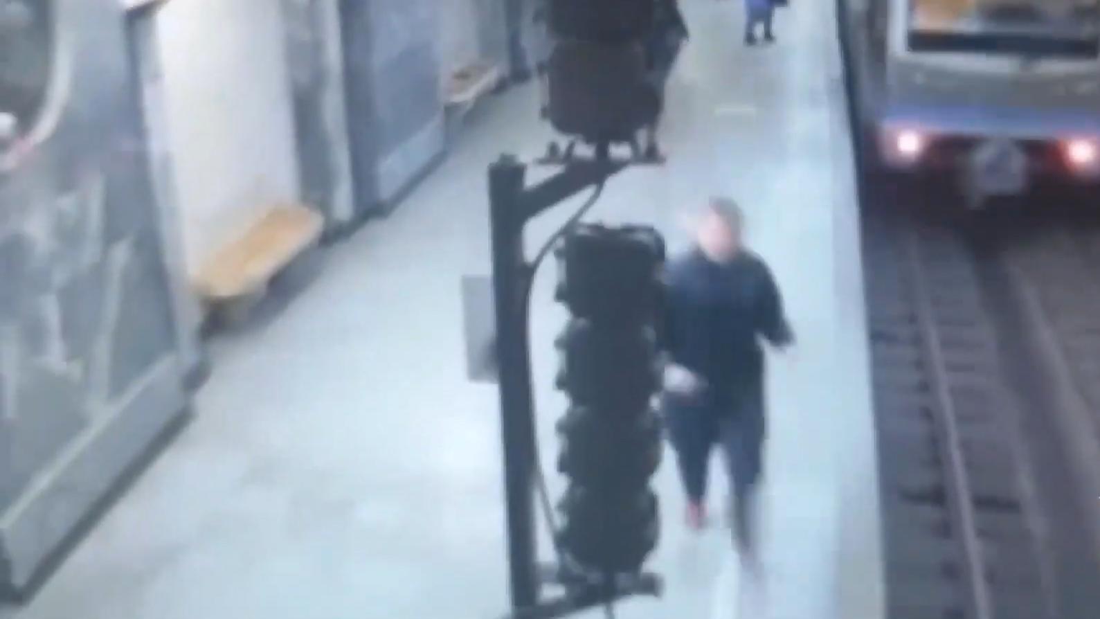 В Москве машинист помог задержать грабителя, убежавшего в тоннель метро