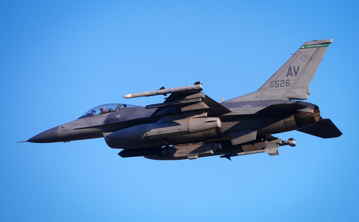 В США республиканцы поддержали передачу Украине истребителей F-16"/>













