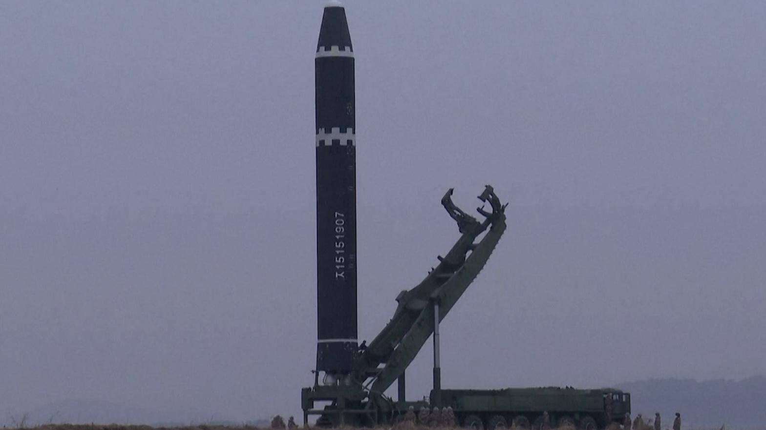 КНДР показала кадры запуска баллистической ракеты Hwasong-15