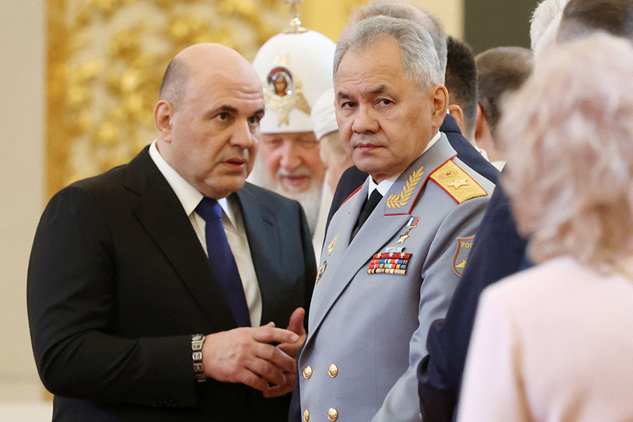 Премьер-министр РФ Михаил Мишустин и министр обороны РФ Сергей Шойгу (справа)