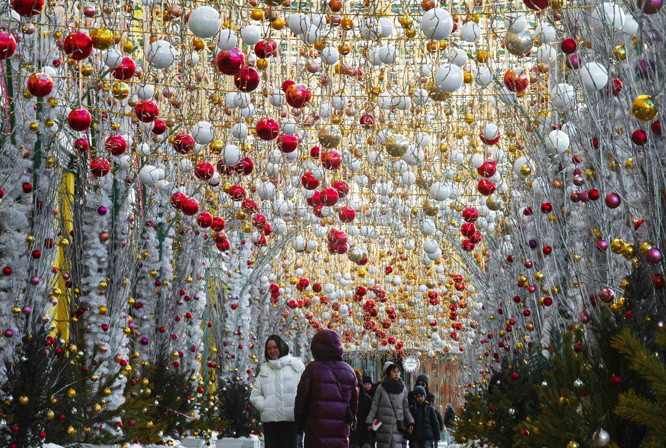 Организацией и контролем праздничного оформления занимаются комитет рекламы, информации и оформления города Москвы, департамент торговли и услуг