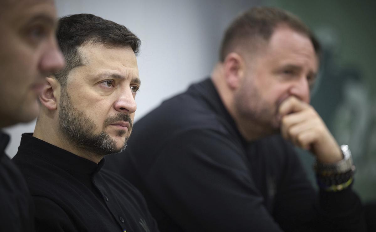 Владимир Зеленский (в центре) и Андрей Ермак (на заднем плане)