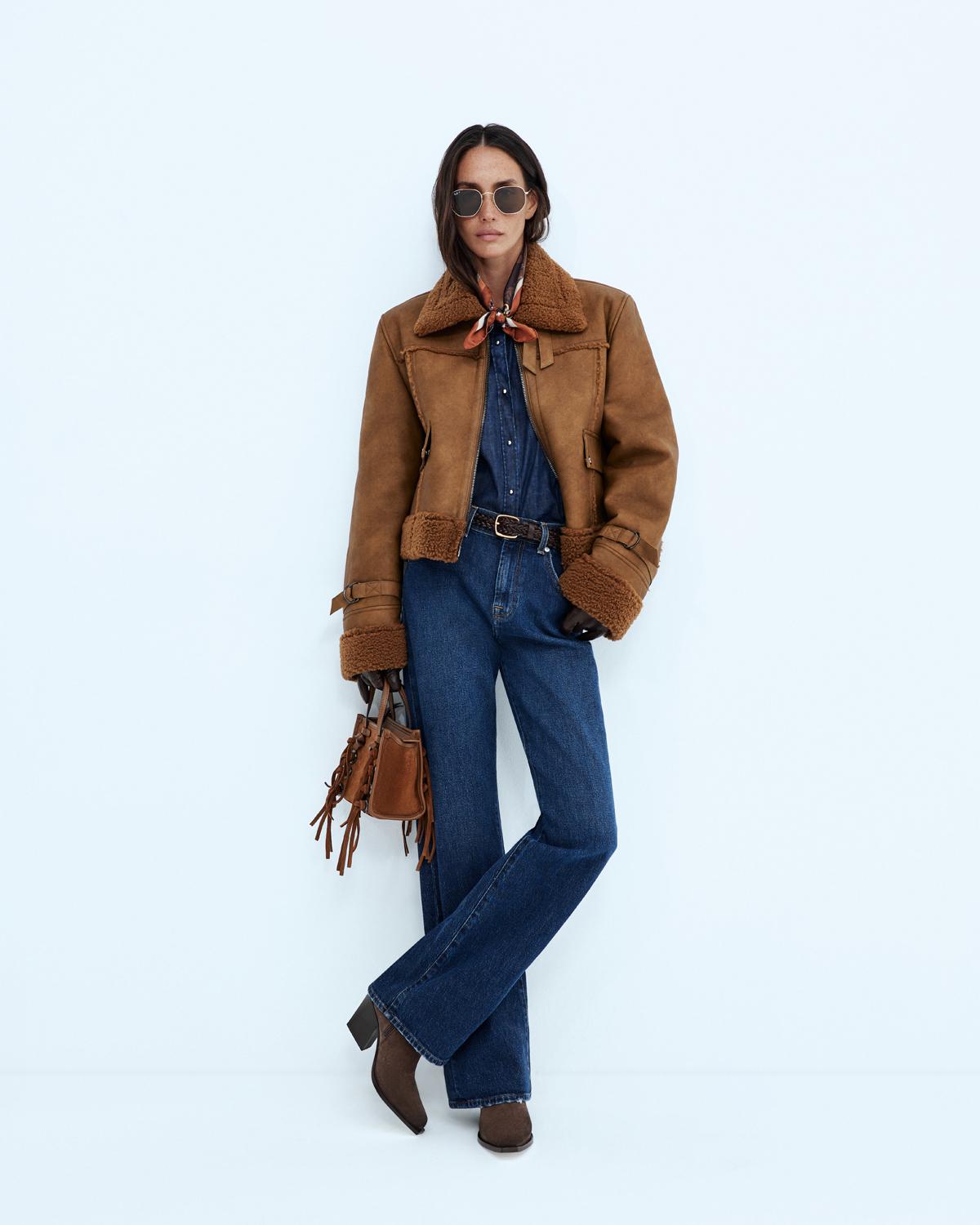 Куртка Iceberg, рубашка DONDUP, джинсы 7 For All Mankind, платок Pollini, очки Ray-Ban, ремень Reptile’s Housе, перчатки Fabi, сумка Gianni Chiarini, казаки VIC MATIE