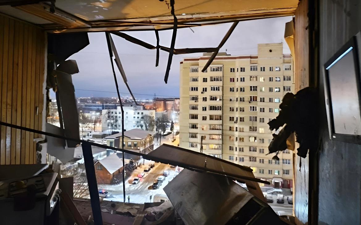 Взрыв газа стал причиной пожара в многоэтажке в Твери