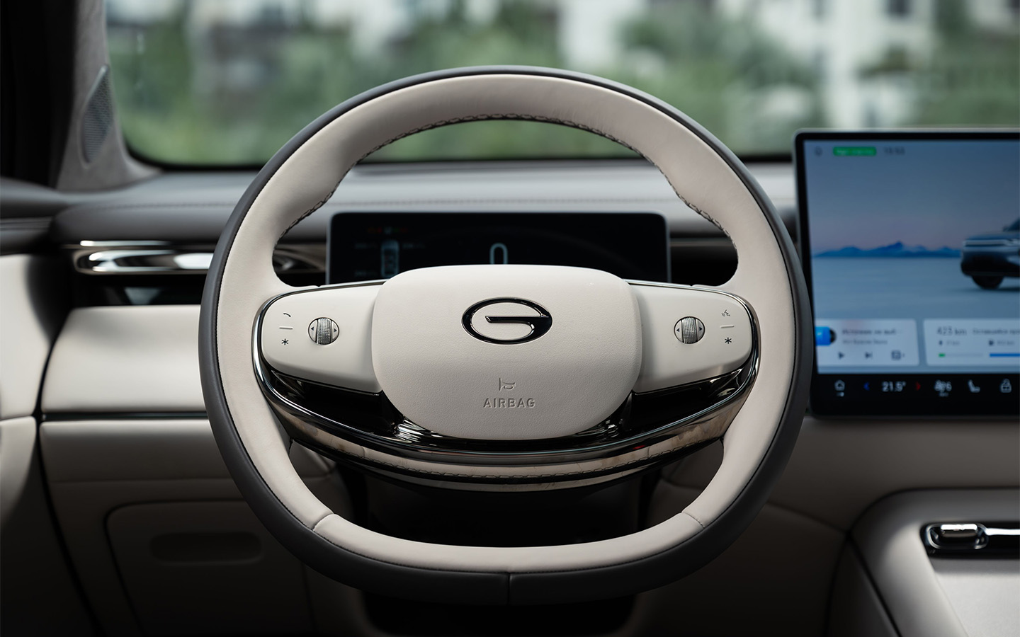 Руль в GAC S7 ухватистый и приятный, но усеченный снизу. Кнопок &mdash; лишь разумный минимум. Двухцветная оплетка добавляет лоска и премиальности