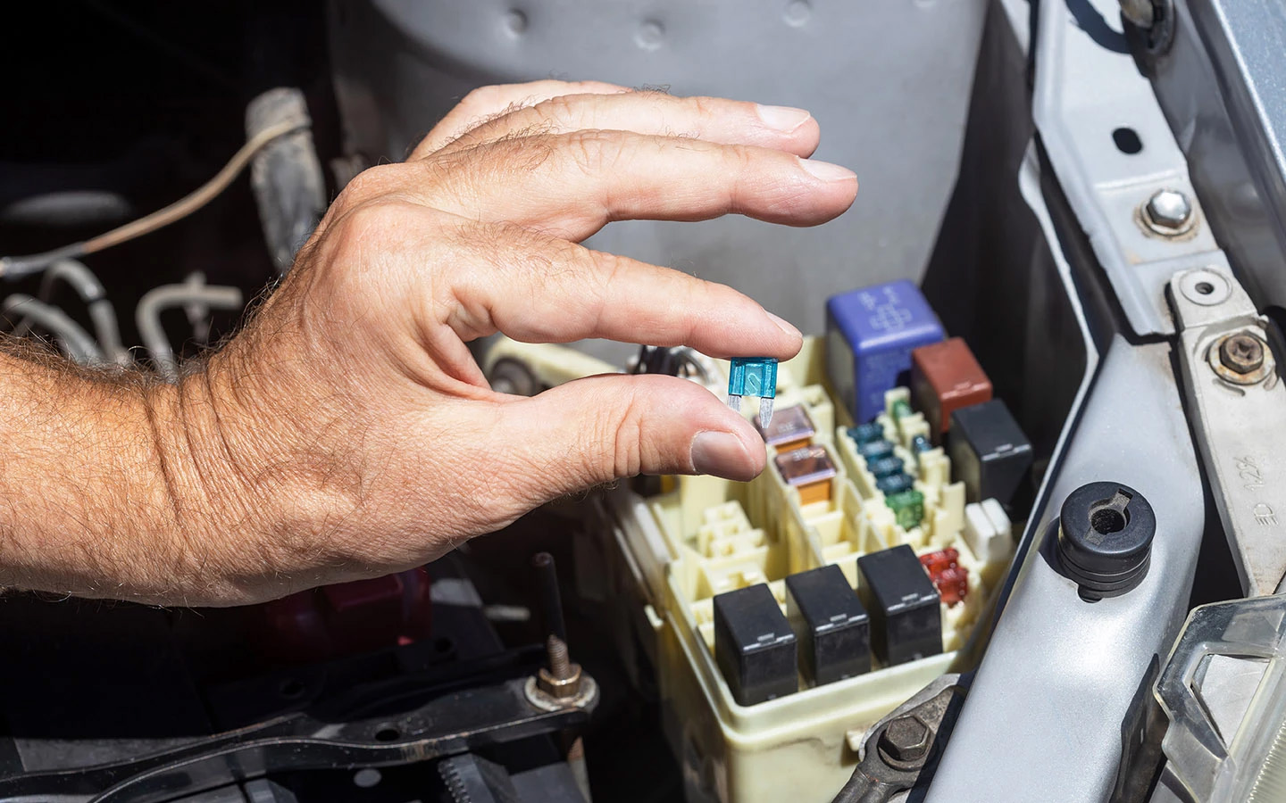 Чтобы определить цепь с утечкой, поочередно извлекайте предохранители и повторно измеряйте ток