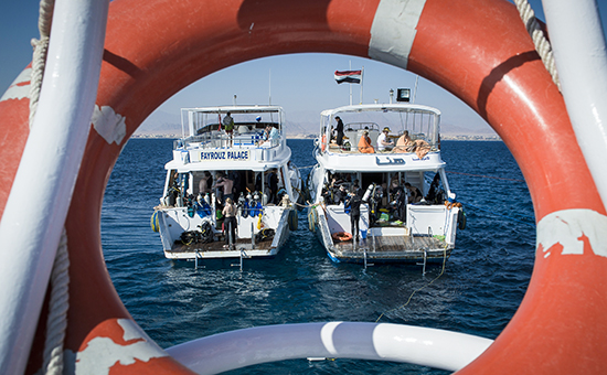 Туристы во&nbsp;время морской экскурсии в&nbsp;Шарм-эль-Шейхе