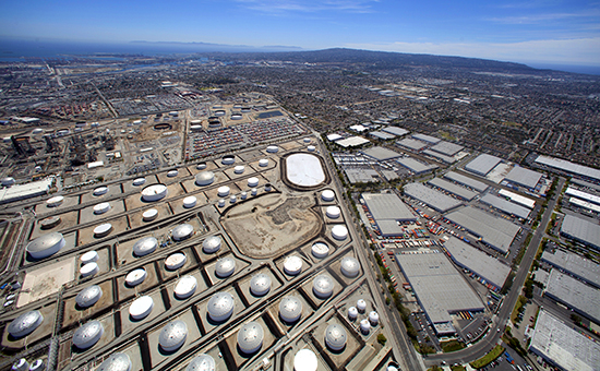 Вид на резервуары НПЗ Tesoro в Калифорнии, фото 2015 года





