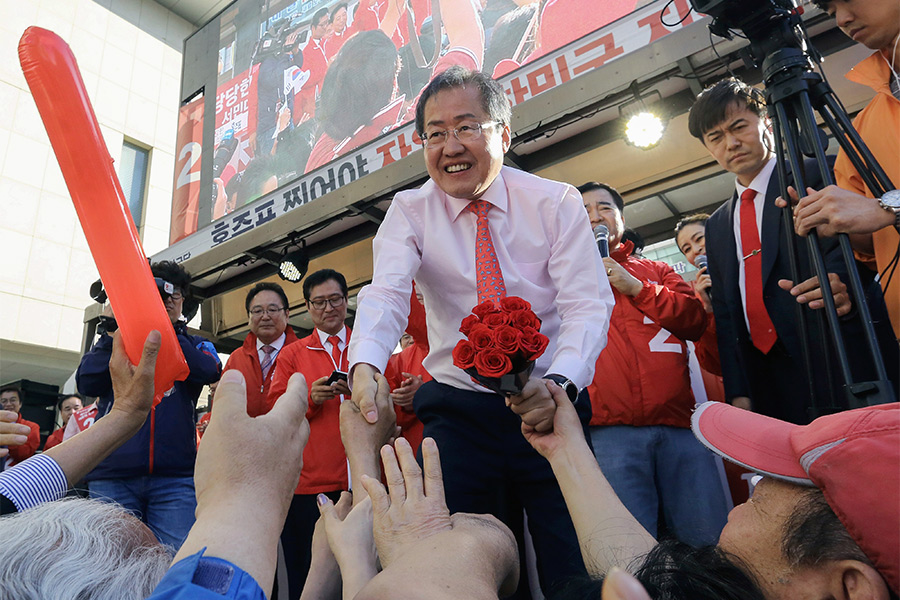 Хон Джун Пхе на встрече с избирателями


