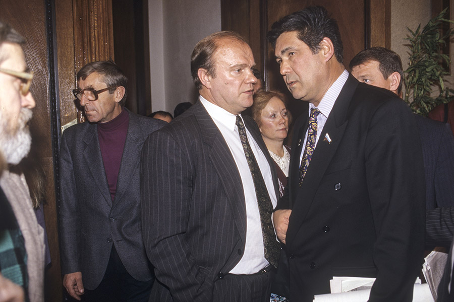 С марта 1994 года по июль 1996 года Тулеев возглавлял Законодательное собрание Кемеровской области. В 1996 году стал кандидатом на выборах президента России, но перед первым туром снял свою кандидатуру в пользу лидера КПРФ Геннадия Зюганова (на фото слева)