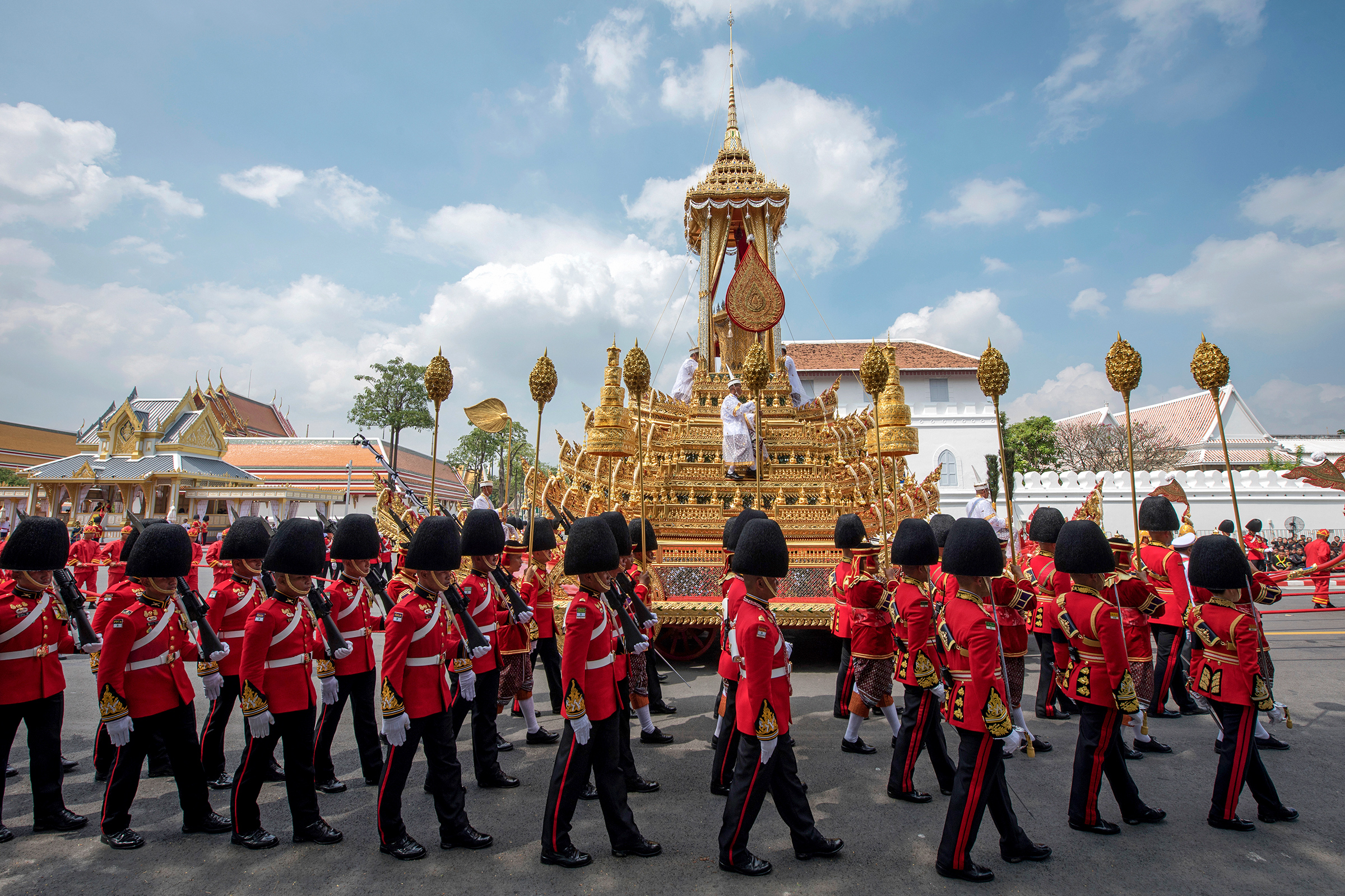 Пумипон Адульядет находился на троне с 1946 года и был самым долгоправящим монархом из действующих глав государств и из всех монархов в истории Таиланда