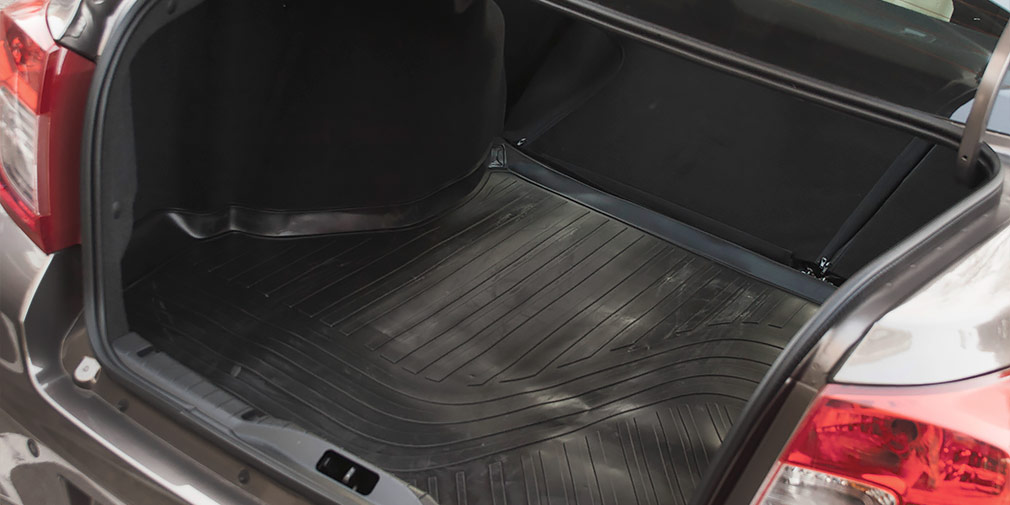 Грандиозный багажник на 530 л открывается ключом или кнопкой из салона. Под полом &mdash; полноразмерная запаска и прочный ромбический домкрат вместо вазовского винтового.
