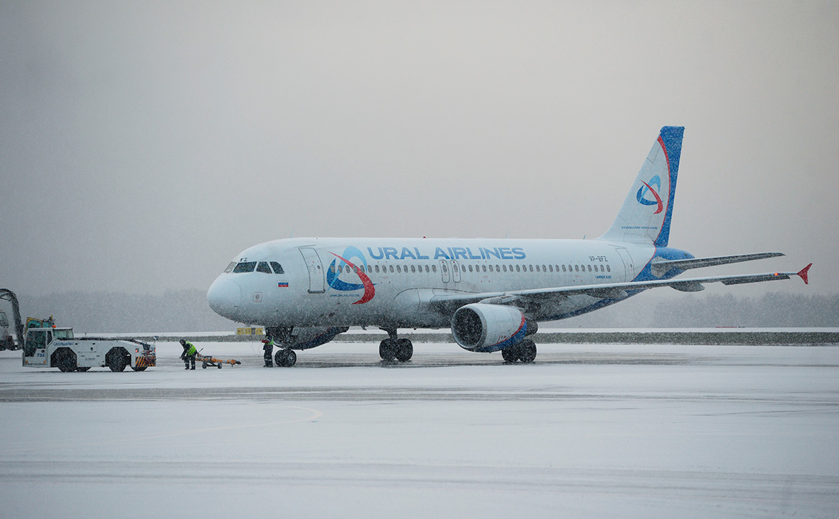 Самолет Airbus A320 авиакомпании &laquo;Уральские авиалинии&raquo;
