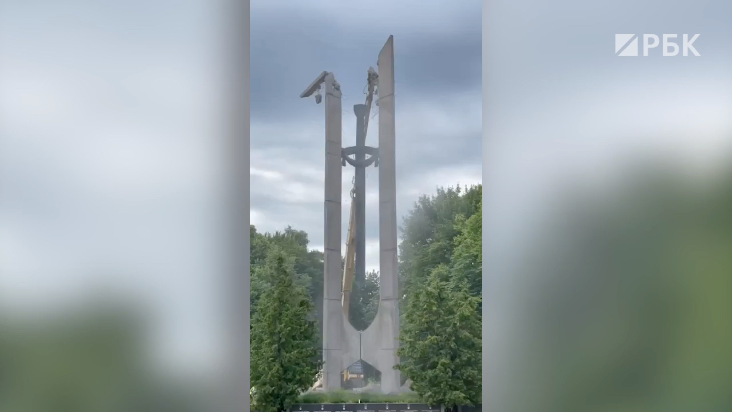 В Клайпеде начали демонтаж монументов в честь советских воинов