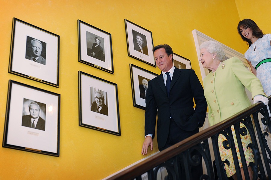Дэвид Кэмерон, срок полномочий: 2010&ndash;2016.

На фото Елизавета II вместе с Кэмероном и его женой Самантой в официальной резиденции премьер-министра, где 21 июня 2011 года прошел обед в честь 90-летия принца Филиппа