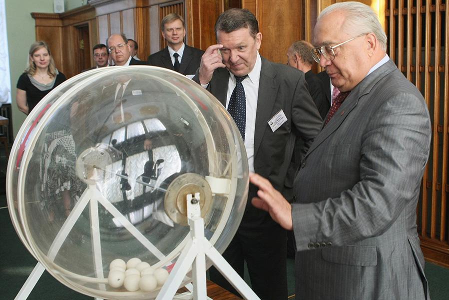 Виктор Садовничий достает из лототрона варианты экзаменационных заданий для вступительных экзаменов в МГУ, Москва, 2008 год