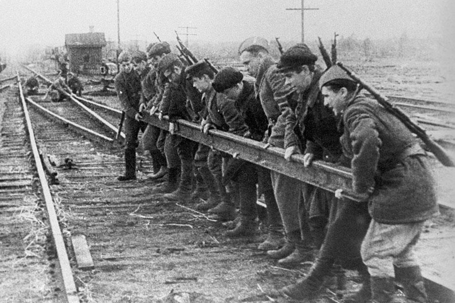 Партизаны, разбирающие железнодорожные пути в ходе рельсовой войны во время Великой Отечественной войны, Орша&nbsp;Белорусская ССР, 1943 год
