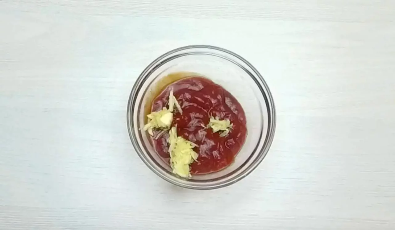 Смешайте томатную пасту и чеснок