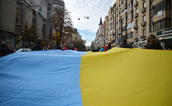 Киевляне с национальным флагом на улицах города