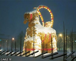 Вандалы опять сожгли рождественского козла в Скандинавии 