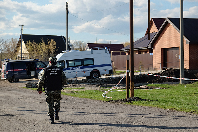Работа криминалистов на&nbsp;месте убийства полицейского и&nbsp;его семьи в&nbsp;селе Ивашевка, 24 апреля 2016 года