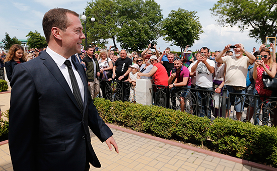 Премьер-министр Дмитрий Медведев во&nbsp;время майской поездки в&nbsp;Крым, которая запомнилась фразой: &laquo;Денег&nbsp;нет, но&nbsp;вы держитесь&raquo;


