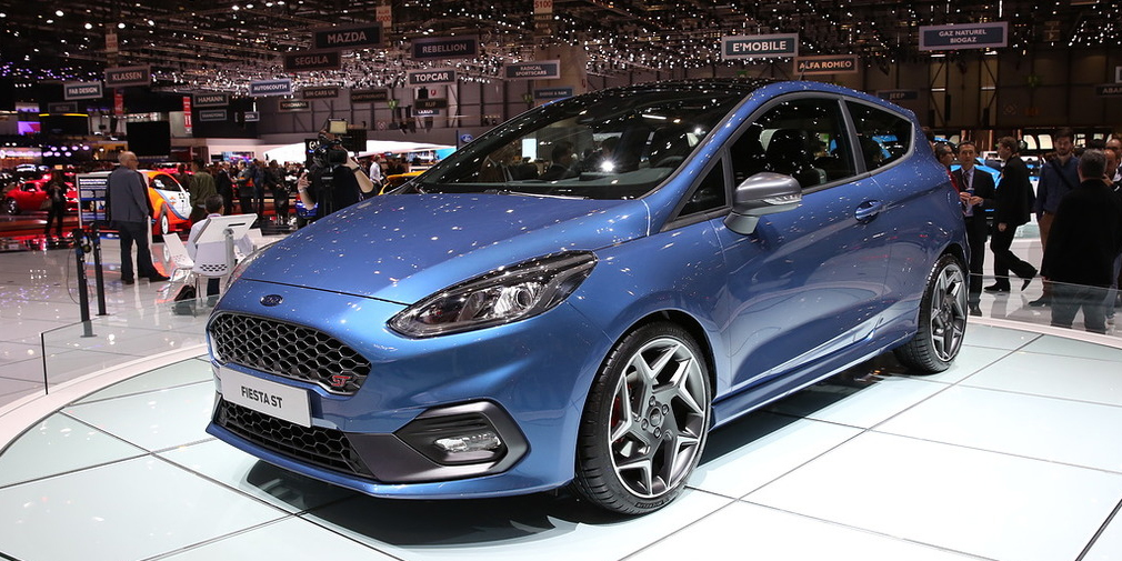 Под капотом хот-хэтча Ford Fiesta ST трехцилиндровый полуторалитровый мотор, но благодаря турбонаддуву он развивает 200 л.с. и 290 ньютон-метров. На низких нагрузках силовой агрегат отключает один цилиндр. До 100 км/ч автомобиль с шестиступенчатой &laquo;механикой&raquo; разгоняется за 6,7 секунды.