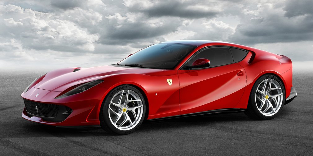 Купе Ferrari 812 Superfast пришло на смену модели F12berlinetta и стало самым мощным и быстрым серийным автомобилей итальянской марки. Атмосферный мотор V12 объемом 6,5 л построен по формульным технологиям и развивает 800 л.с. Благодаря быстрому 7-ступенчатому &laquo;роботу&raquo; разгон до 100 км/ч занимает всего 2,9 с, а максимальная скорость &ndash; 340 км в час.