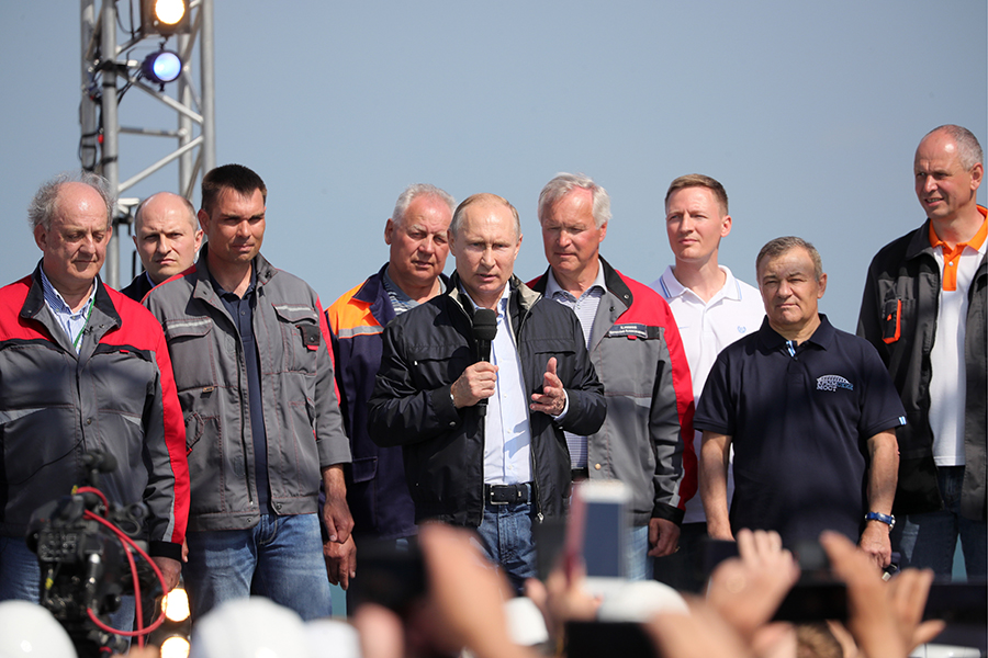 После поездки Путин выступил перед рабочими на митинге-концерте, назвав открытие моста историческим событием
&nbsp;