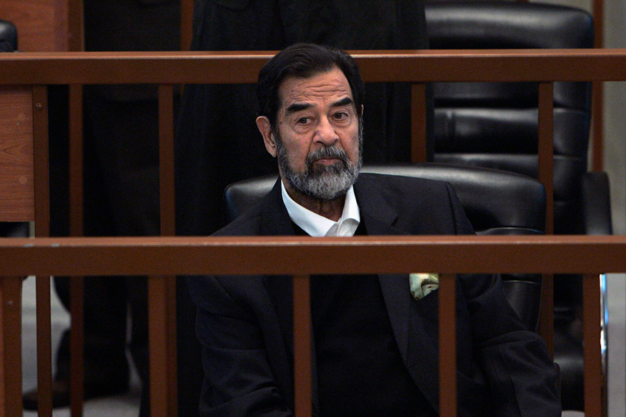 Саддам Хусейн был свергнут в 2003 году после почти 25-летнего управления Ираком в результате военного вторжения США. В декабре 2003 года он был арестован и обвинен в массовом убийстве жителей одной из иракских деревень в 1982 году. В 2006 году он был повешен​.
