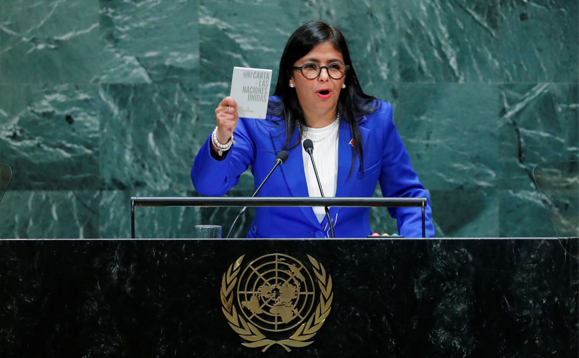 Дельси Родригес&nbsp;демонстрирует Устав ООН в ходе выступления на 74-й&nbsp;Генассамблее
