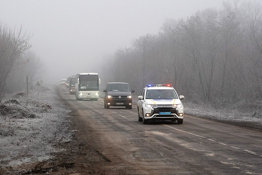 Колонна автобусов с пленными, передаваемыми Киевом, недалеко от села Отрадовка​
