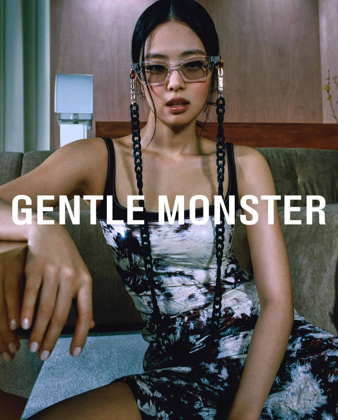 Участница Blackpink Дженни в рекламной кампании своей коллаборации с Gentle Monster, апрель 2020