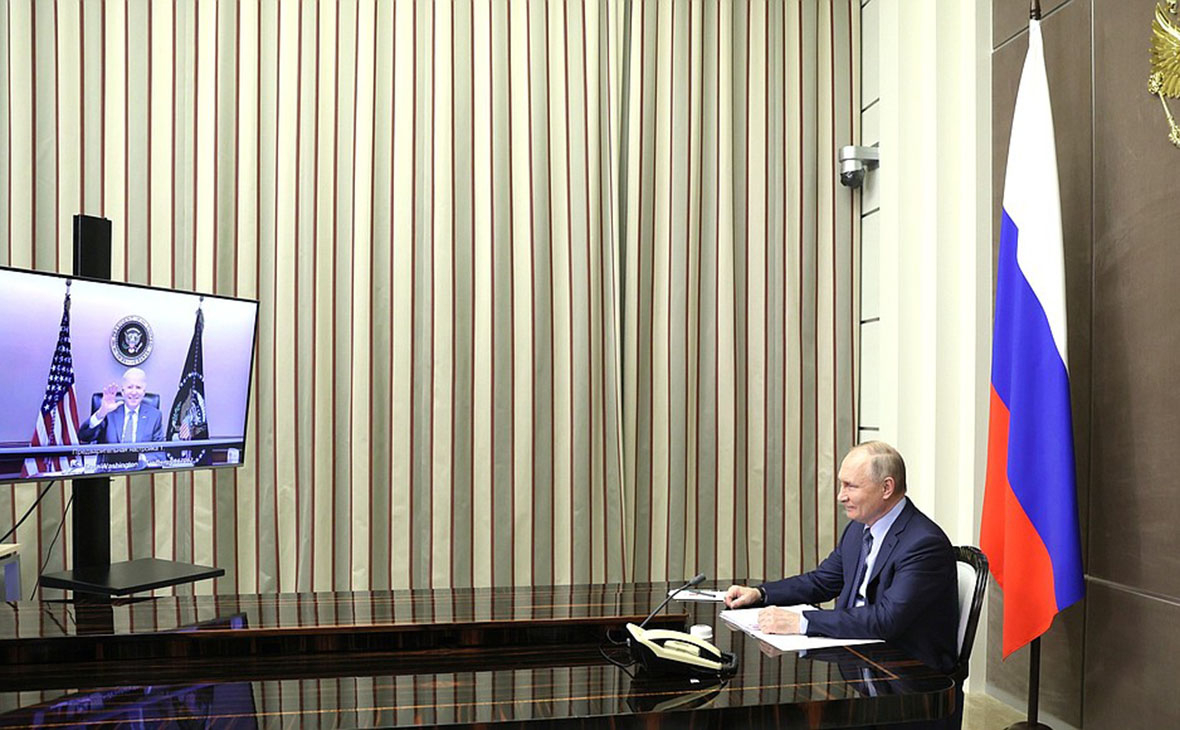 Владимир Путин в ходе встречи с Джо Байденом (в режиме видеоконференции)