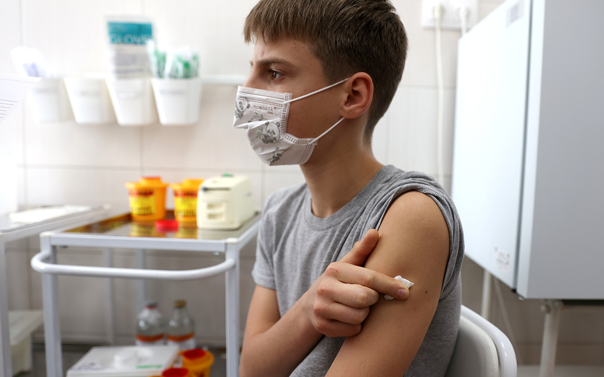 В Москве началась вакцинация подростков от COVID