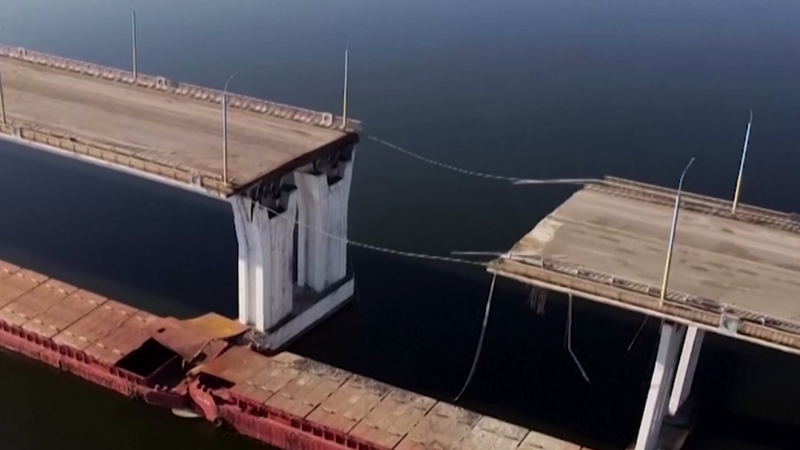 Разрушенный Антоновский мост в Херсоне сняли с дрона. Видео