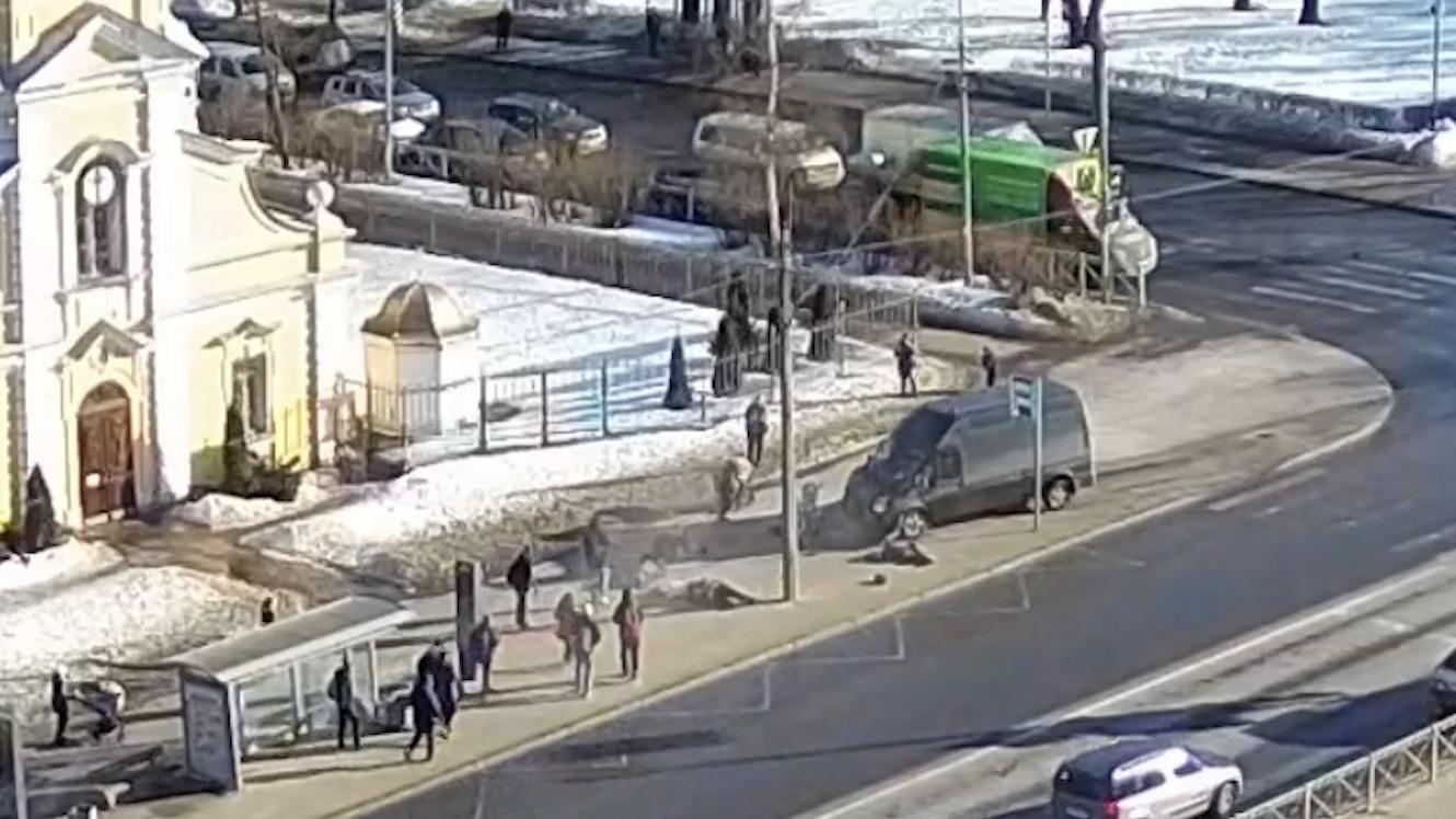 Микроавтобус въехал в остановку в Петербурге