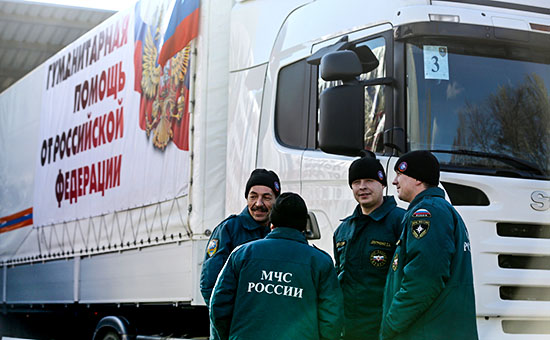 Сотрудники МЧС во время разгрузки грузовиков конвоя МЧС России с гуманитарной помощью для жителей юго-востока Украины на одном из продовольственных складов