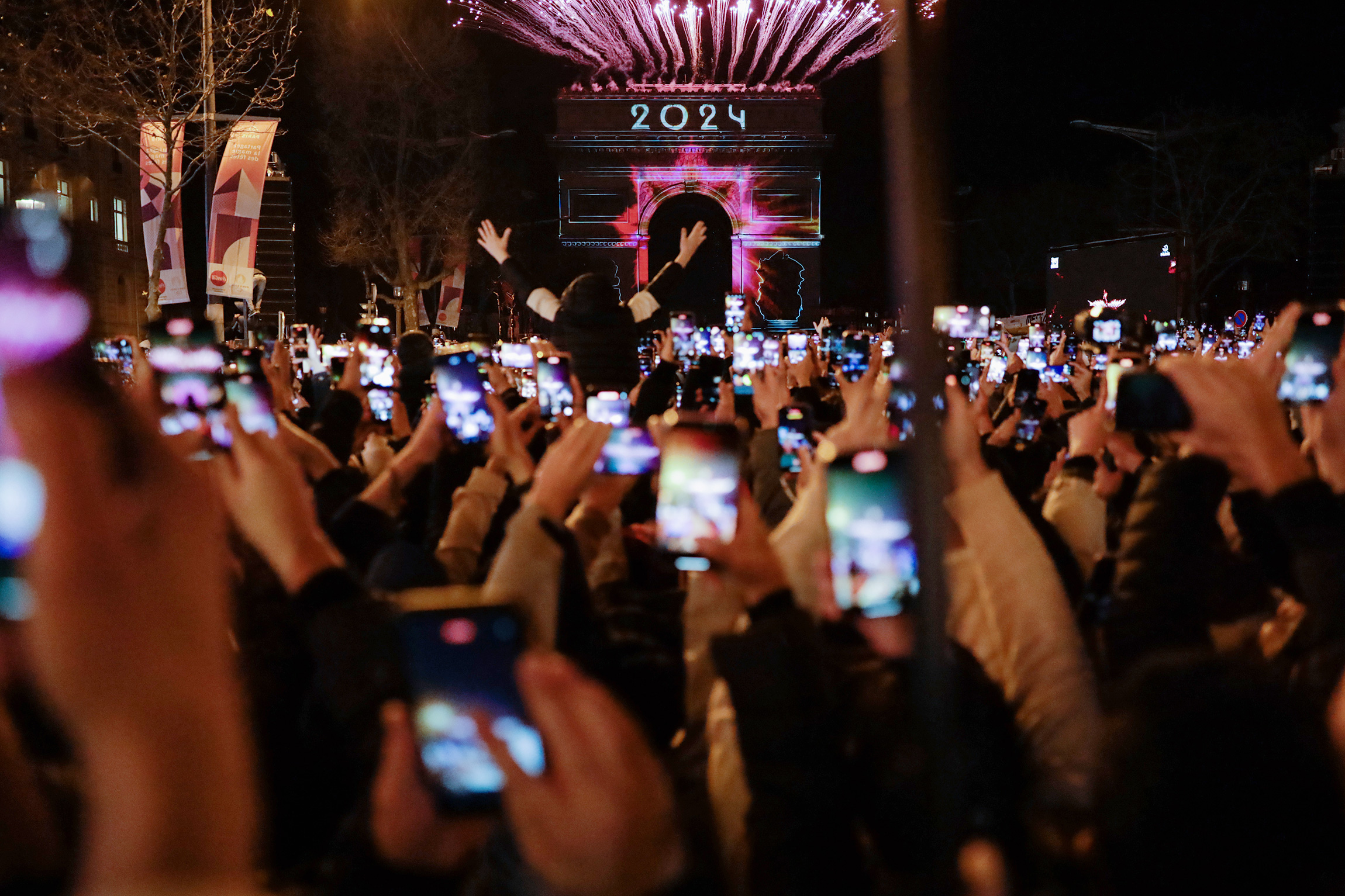 Фейерверки на фоне Триумфальной арки в Париже на Елисейских полях, Франция