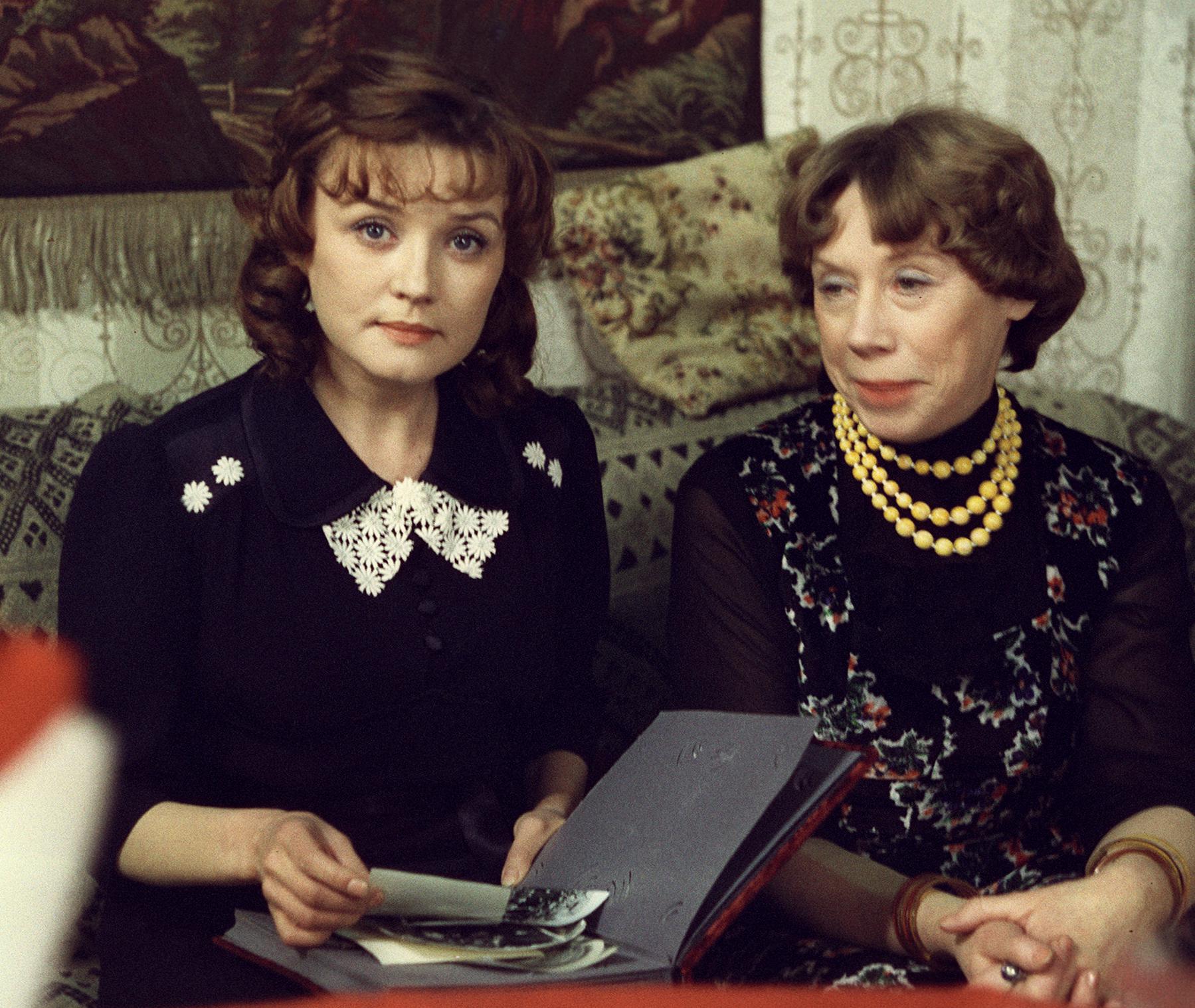 Вера Алентова и Евгения Ханаева в фильме «Москва слезам не верит» (1979)