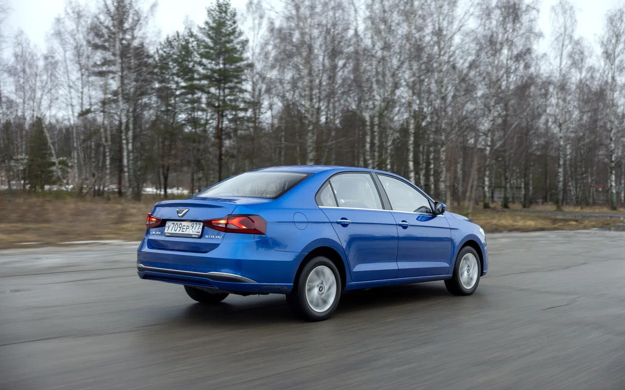 Длина Jetta VA3 &mdash; 4 501 мм, ширина &mdash; 1 704 мм, а высота &mdash;&nbsp;1&nbsp;469 мм. Это самый маленький участник теста. Зато просвет под днищем &mdash; 170 мм