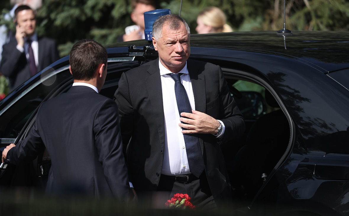 Вице-премьер Марат Хуснуллин также приехал на прощание со Старовойтом.