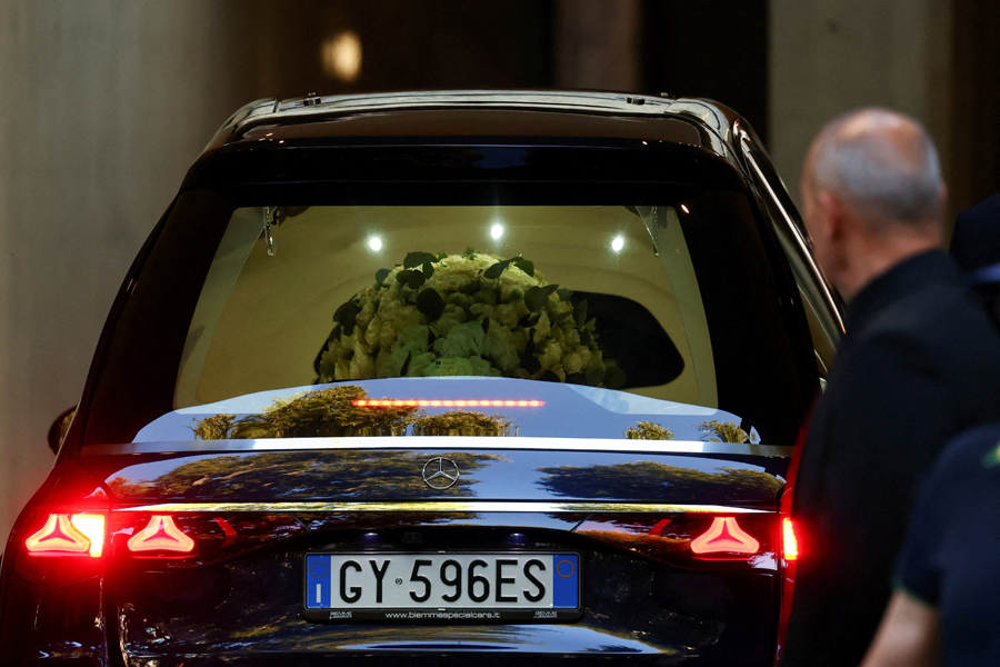 Свою компанию Армани основал в 1975 году вместе с Серджо Галеотти, после его смерти спустя десять лет модельер сам управлял Armani и фактически до самой своей смерти принимал участие в ее работе.